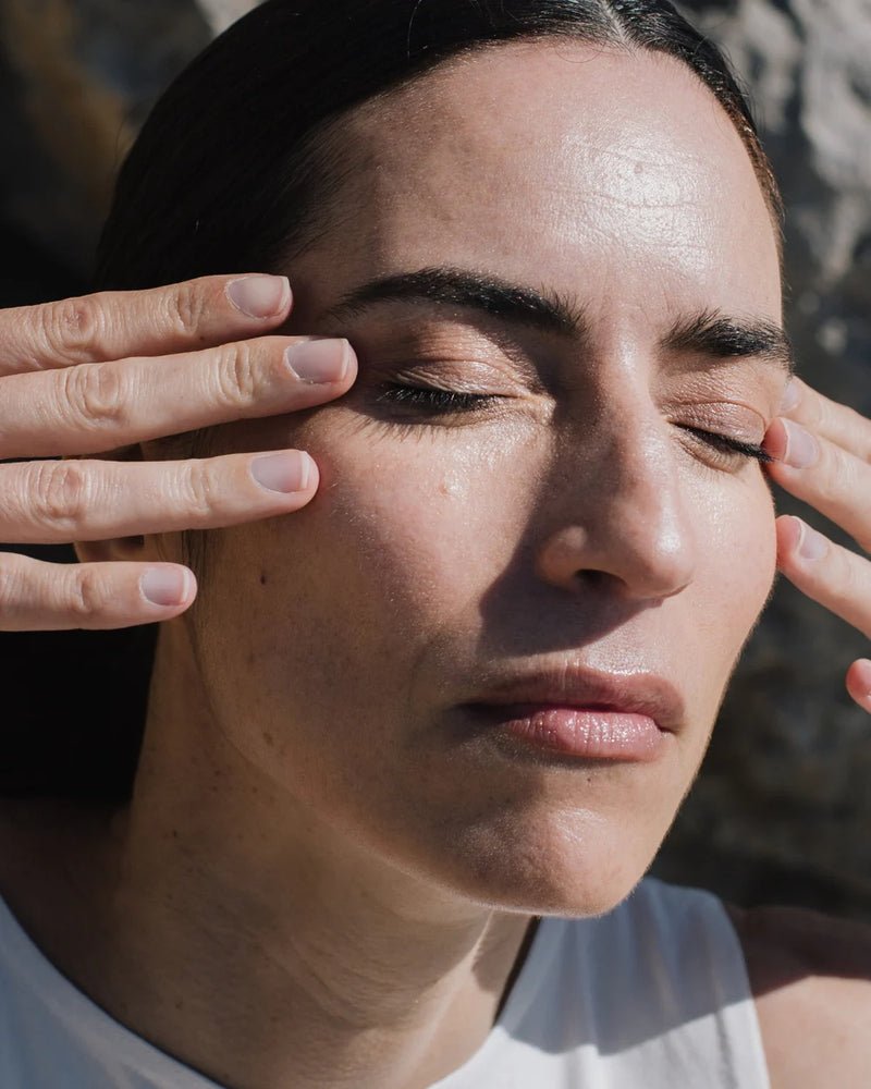 Ruhi The 2-Phase Bakuchiol Oil Serum & Niacinamid - Model