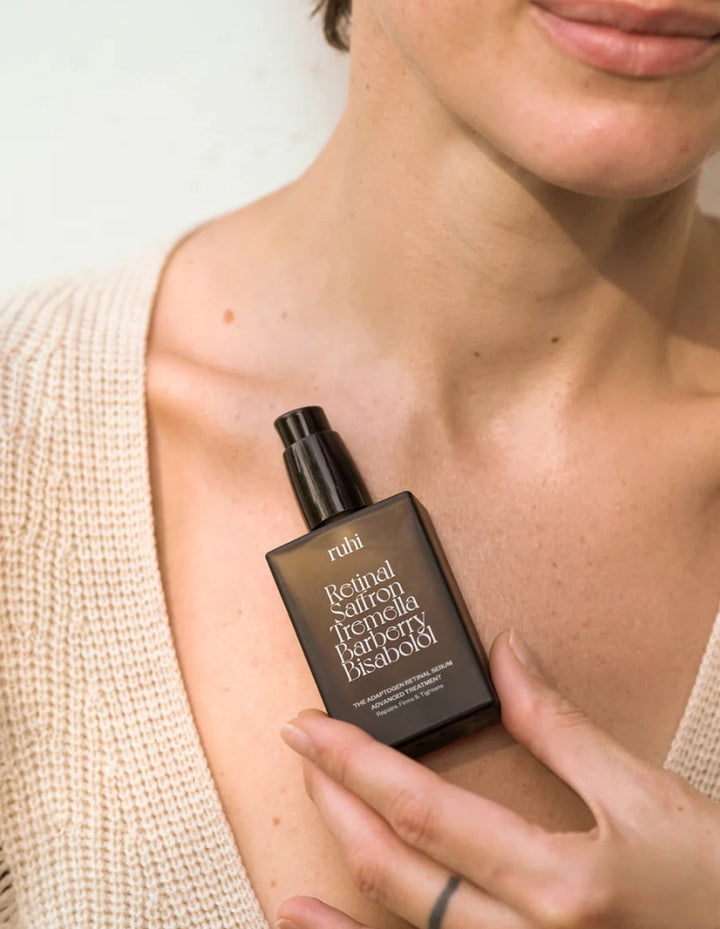 Ruhi The Adaptogen Retinal Serum - Model mit Serum