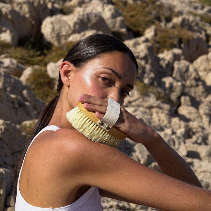 Ruhi The Vegan Dry Brush with Model