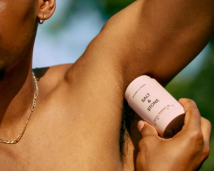 Natural Deodorant Gel Sensitive Skin Bergamot & Hinoki - Anwendung Mann