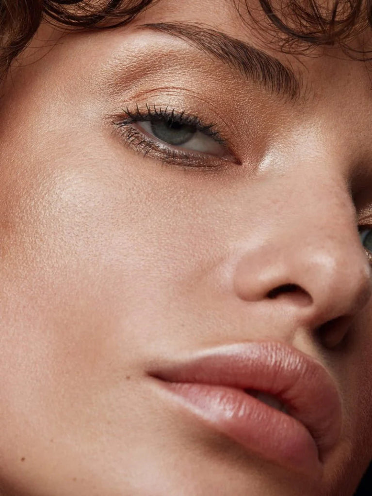 Und Gretel Imbe Eye & Cheek Multi-Shadow Refill - Golden Sand 01 Model 1 Close-up