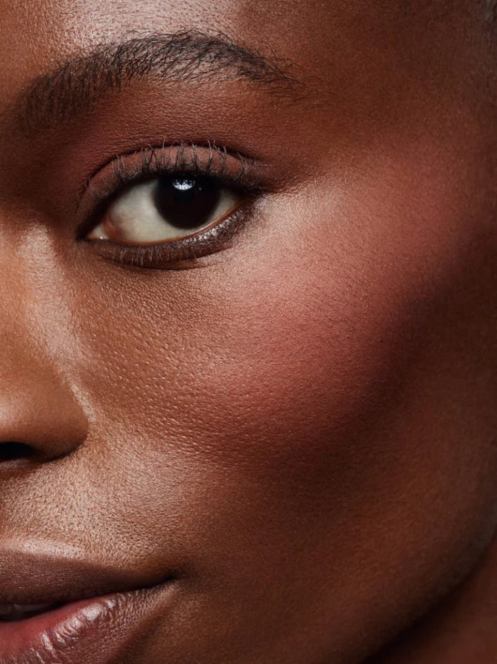 Und Gretel Imbe Eye & Cheek Multi-Shadow Refill - Peach 02 Model 2 Close-up