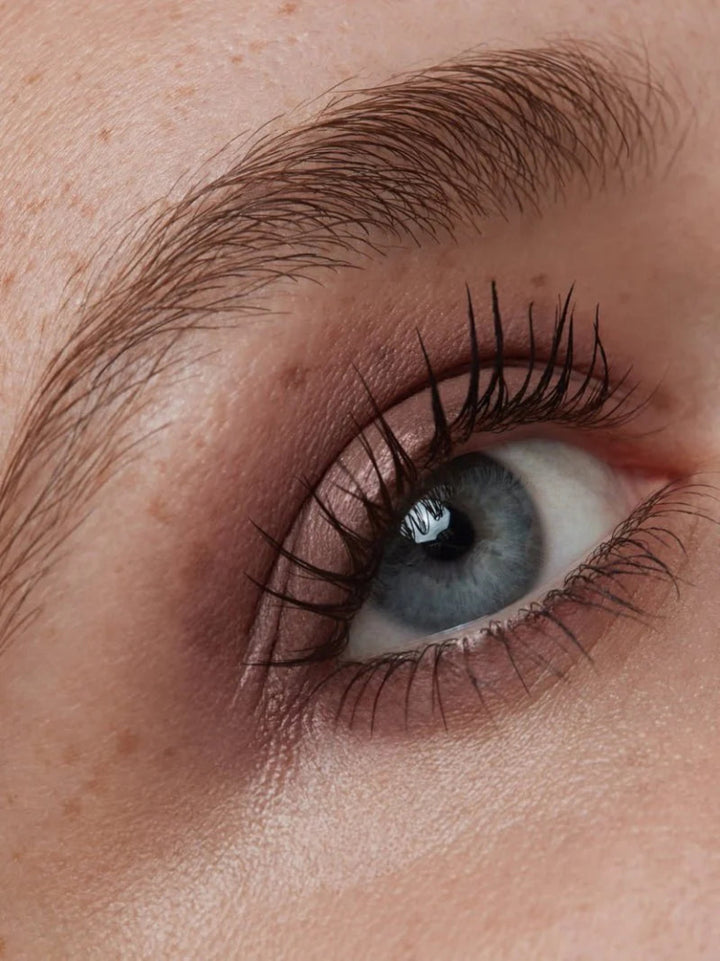 Und Gretel Imbe Eye Shadow Refill - Powder Rose 09 Model 1 Close-up