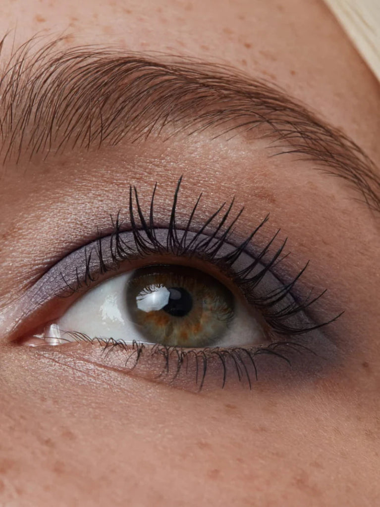 Und Gretel Imbe Eye Shadow Refill - Lavender Grey 05 Model 1 Close-up