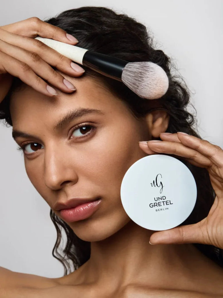 Und Gretel Wolken Refillable SPF 50+ Compact Powder - Tanned 03 Model mit Puder