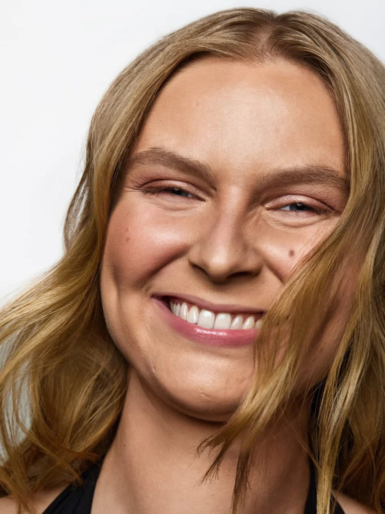 Und Gretel Wolken Refillable SPF 50+ Compact Powder - Medium 02 Model