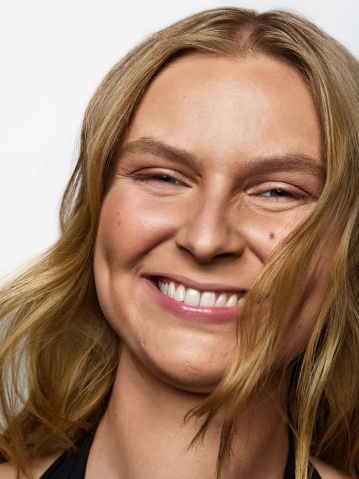 Und Gretel Wolken Refillable SPF 50+ Compact Powder - Medium 02 Model