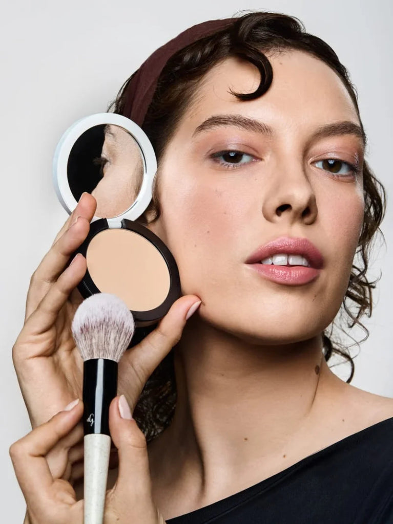 Und Gretel Wolken Refillable SPF 50+ Compact Powder - Light 01 Model mit Puder