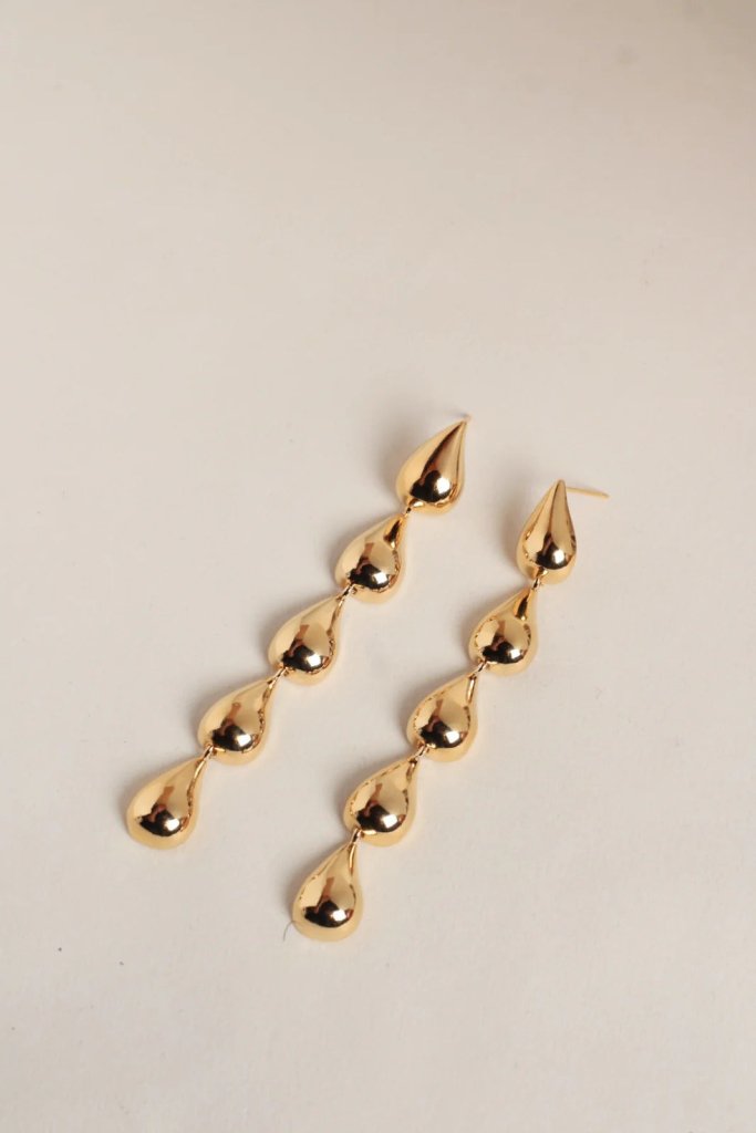 Waekura Camille Earrings - beiger Hintergrund