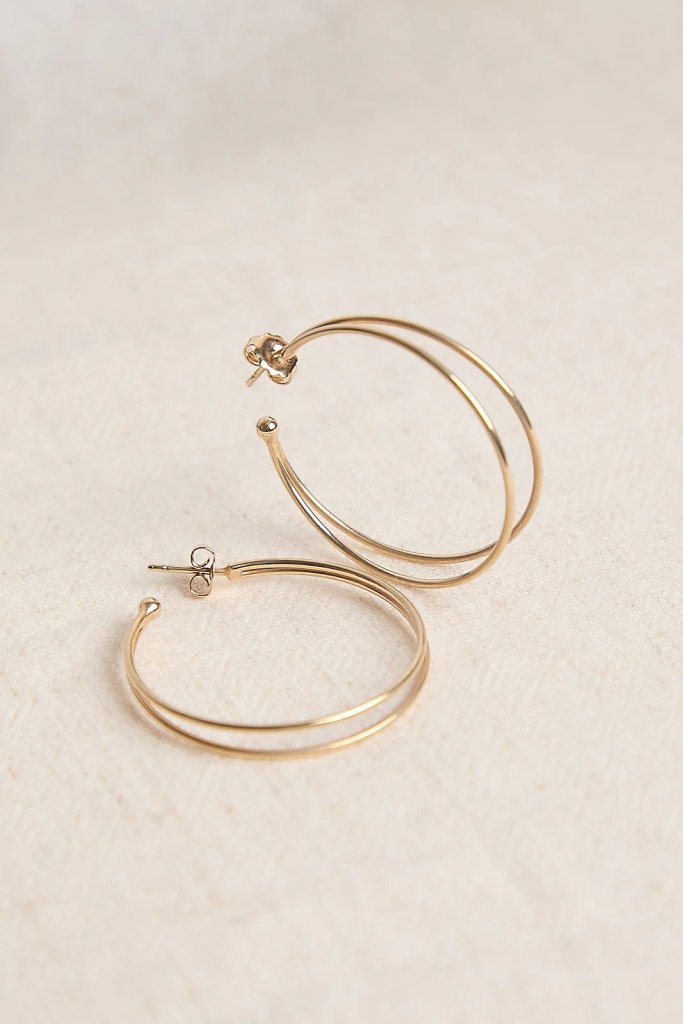 Waekura Clara Earrings - beiger Hintergrund