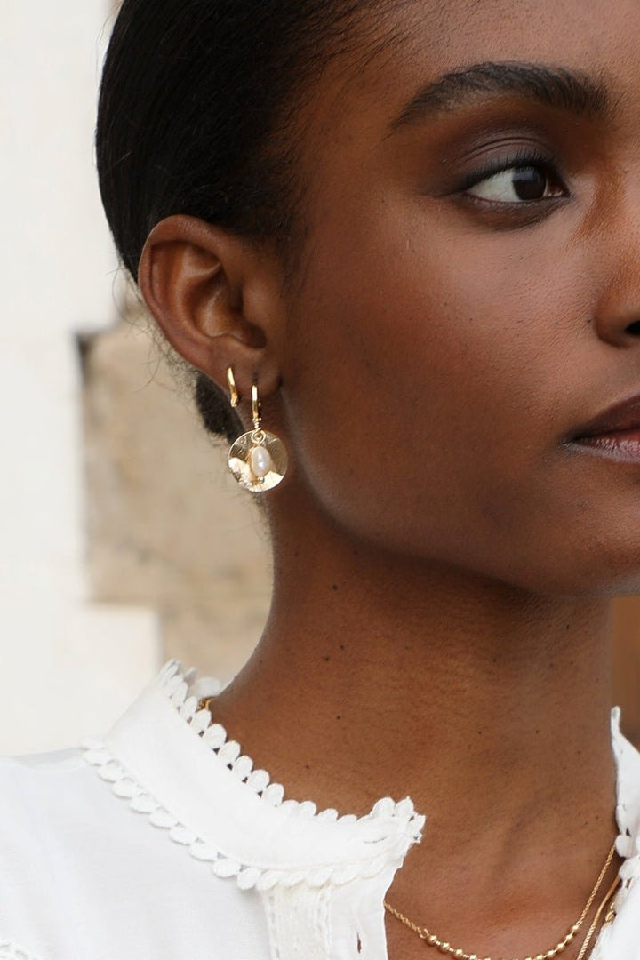 Waekura Mini Twist Creoles - Model mit Perlen-Charm