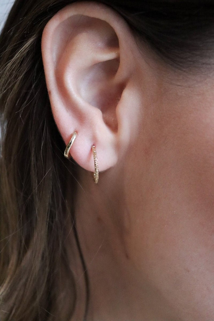 Waekura Mini Twist Creoles - Model Close-up ohne Charms