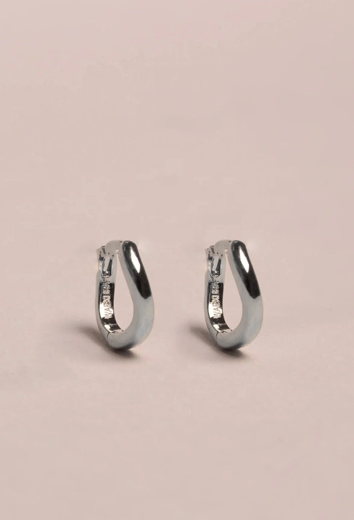 Waekura Mini Twist Creoles Palladium - beiger Hintergrund