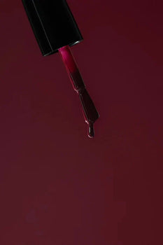 Tiefroter Nagellack von Karolin van Loon