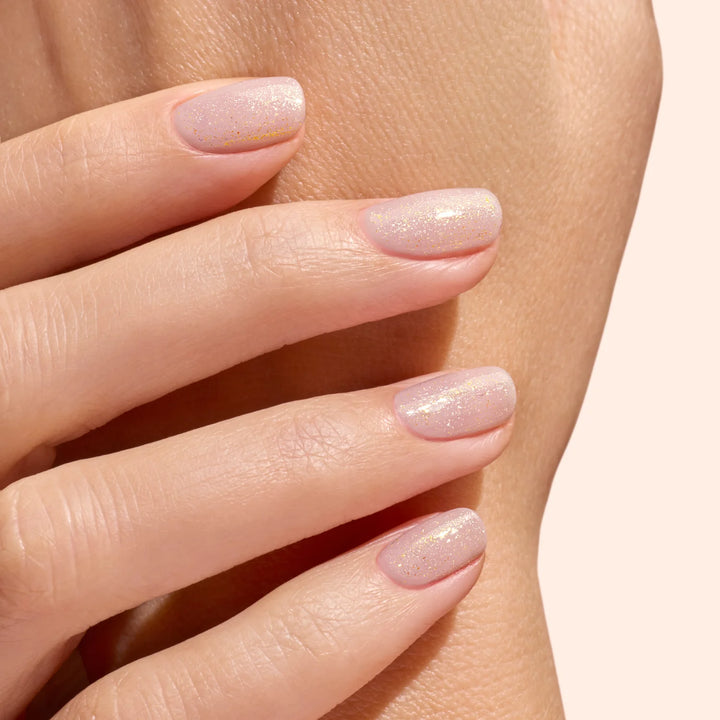 Top Coat mit Pailletten gold von Manucurist - aufgetragen auf Nägel