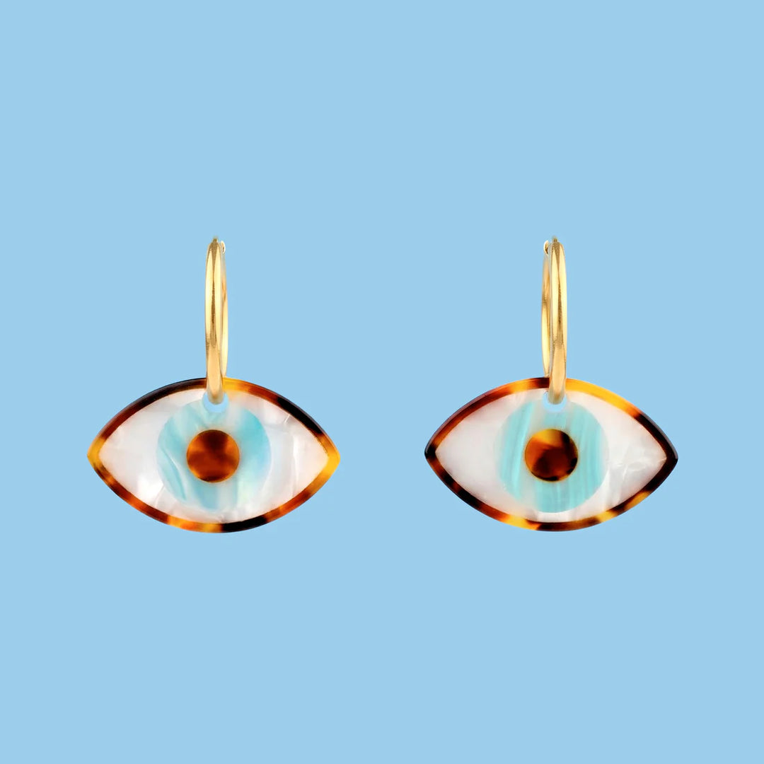 Blue Eye Earrings von Coucou Suzette - vor blauem Hintergrund