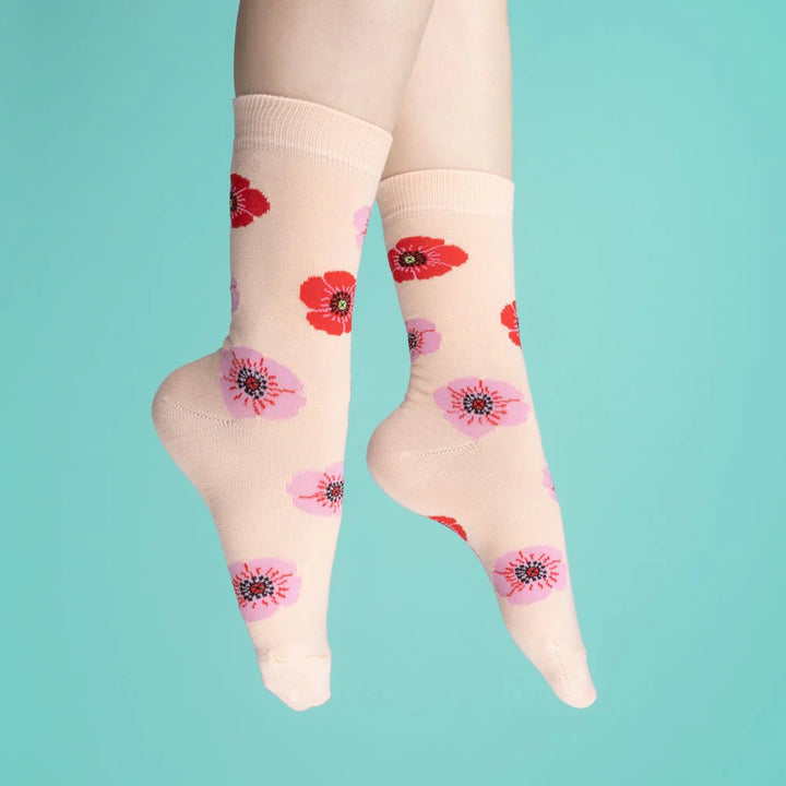 Poppy Socks von Coucou Suzette - getragen vor blauem Hintergrund