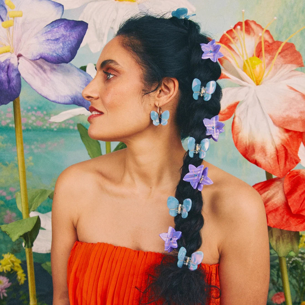 Lavender Butterfly Earrings von Coucou Suzette - Model im Profil, gestylt mit Haarspangen