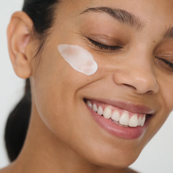 RMS Beauty Crème Kakadu Luxe sur la peau du modèle
