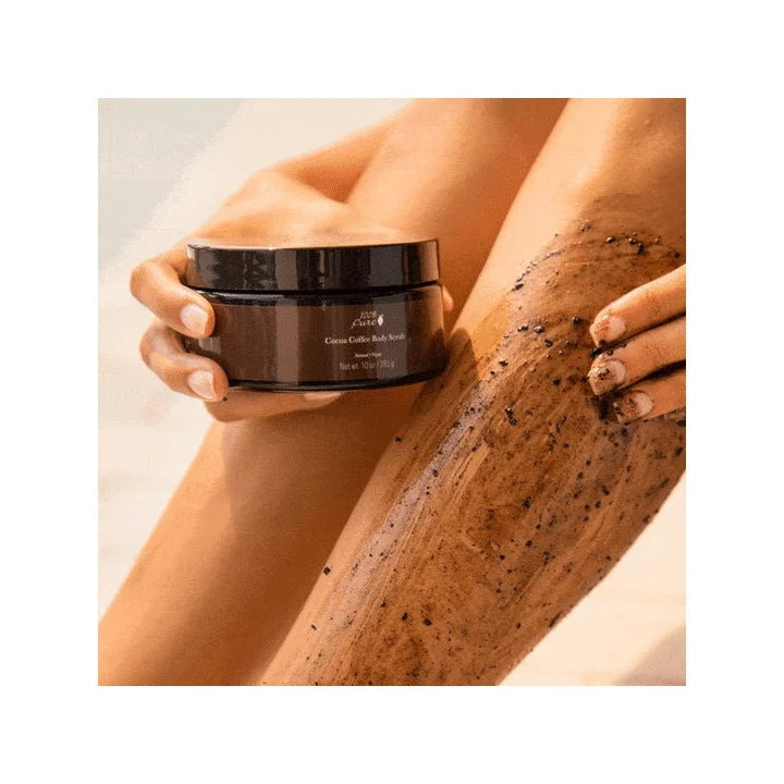 100% Pure Exfoliante corporal de café y cacao en las piernas