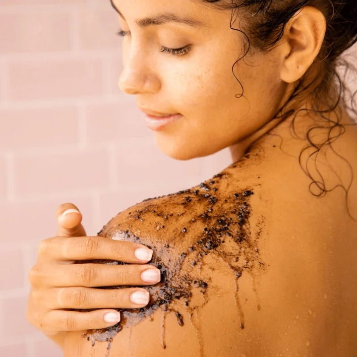 100% Pure Modelo de exfoliación corporal de café y cacao