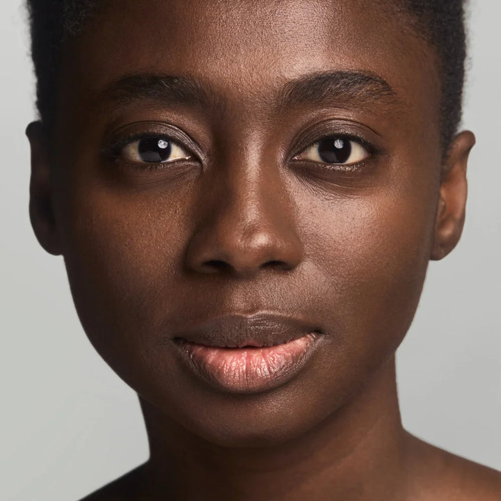 MÁDARA Tinted Ceramide CC Stick SPF30 - Mocha 100 - auf Haut