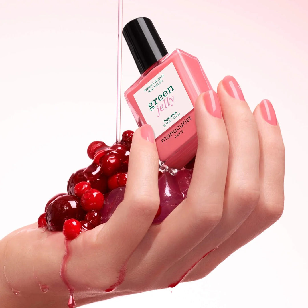 Sugar Plum von Manucurist - in der Hand, mit Inhaltsstoffen 