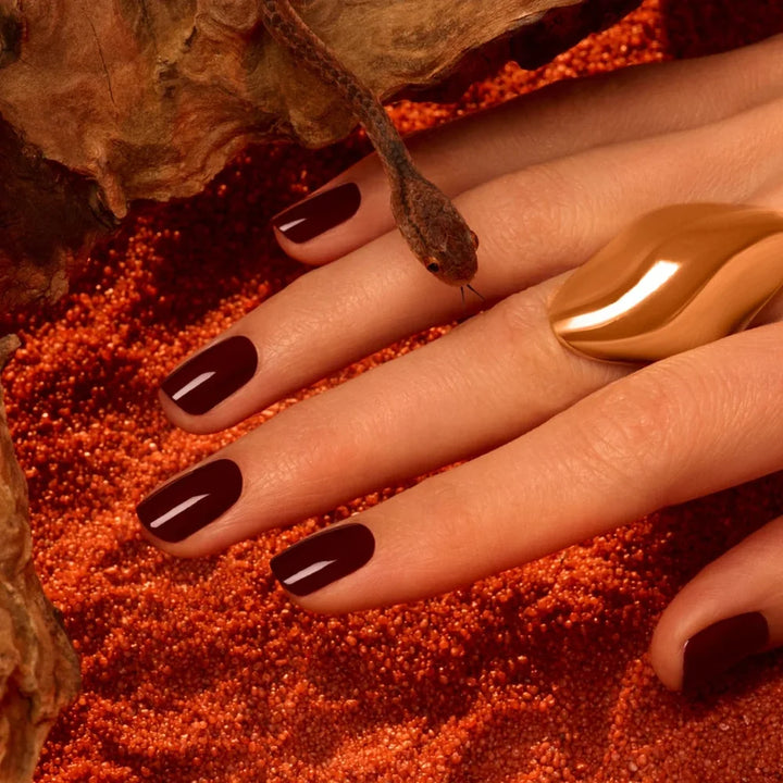 Manucurist Grenat braunroter Nagellack mit Mahagoni-Reflexen - lackierte Nägel