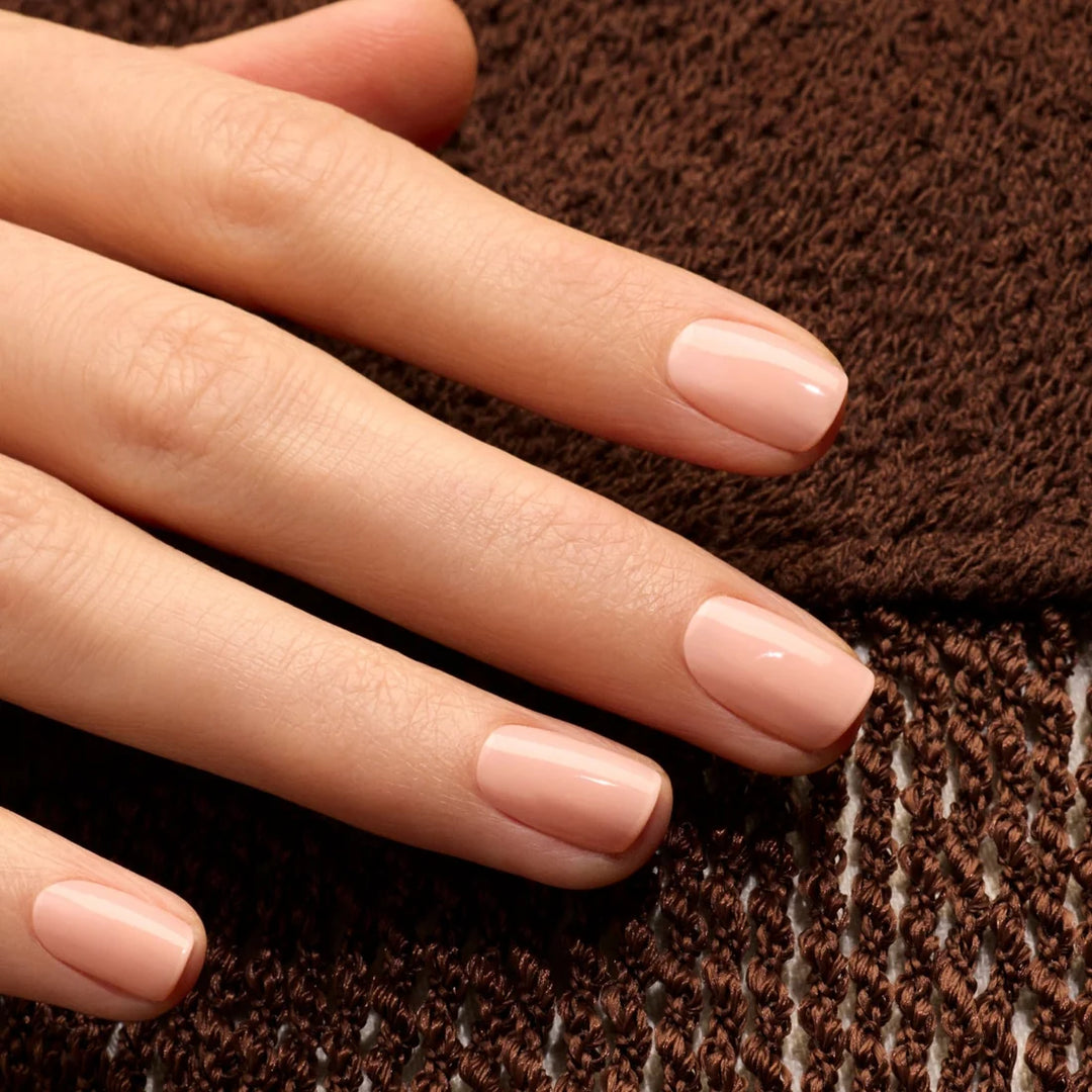 Manucurist Milky Peach Nagellack in milchigem Pfirsich - lackierte Nägel