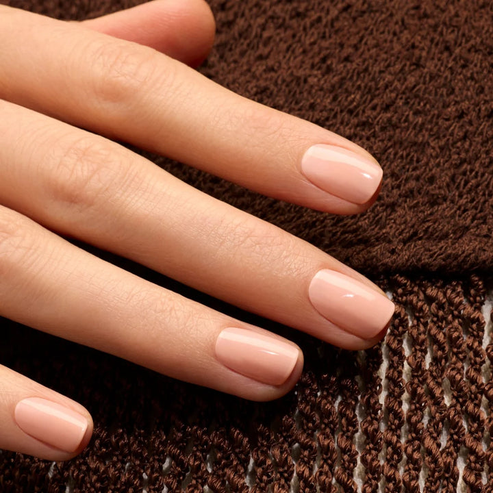 Manucurist Milky Peach Nagellack in milchigem Pfirsich - lackierte Nägel