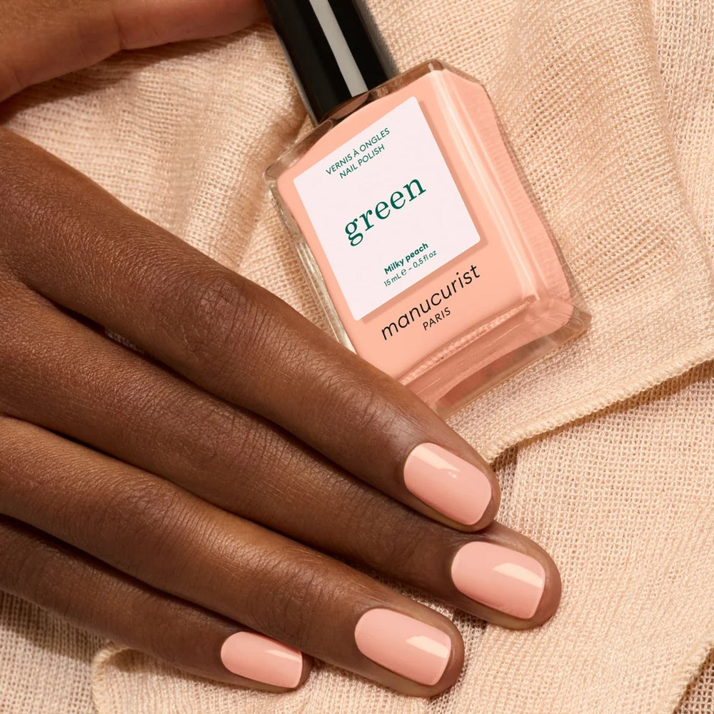 Manucurist Milky Peach pfirsichfarbener Nude Nagellack auf den Nägeln