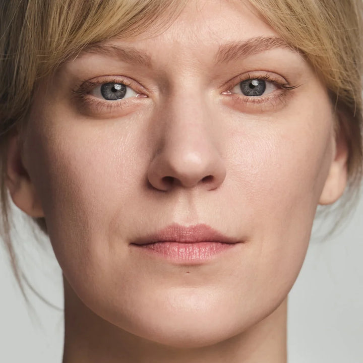 MÁDARA Tinted Ceramide CC Stick SPF30 - Ivory 20 - Model