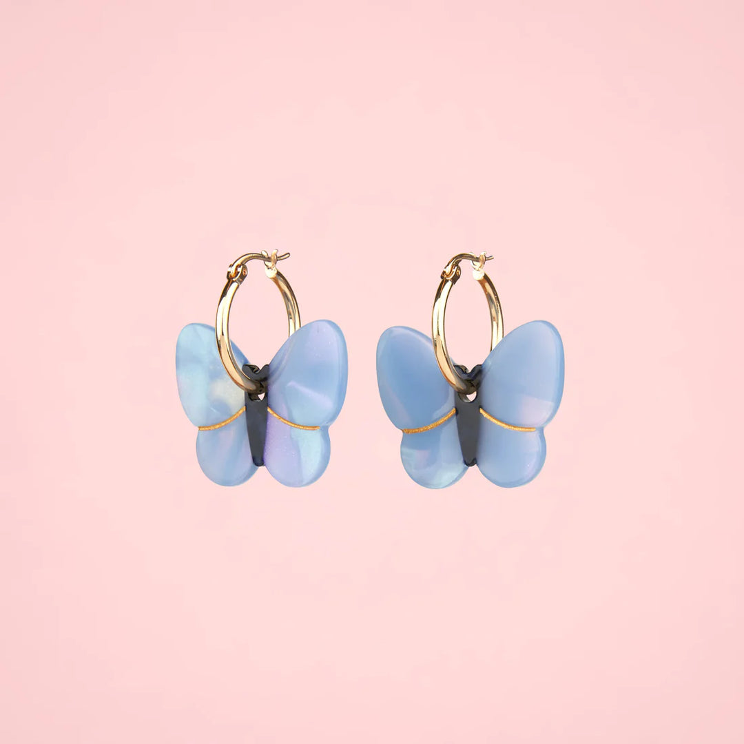 Lavender Butterfly Earrings von Coucou Suzette - vor rosanem Hintergrund