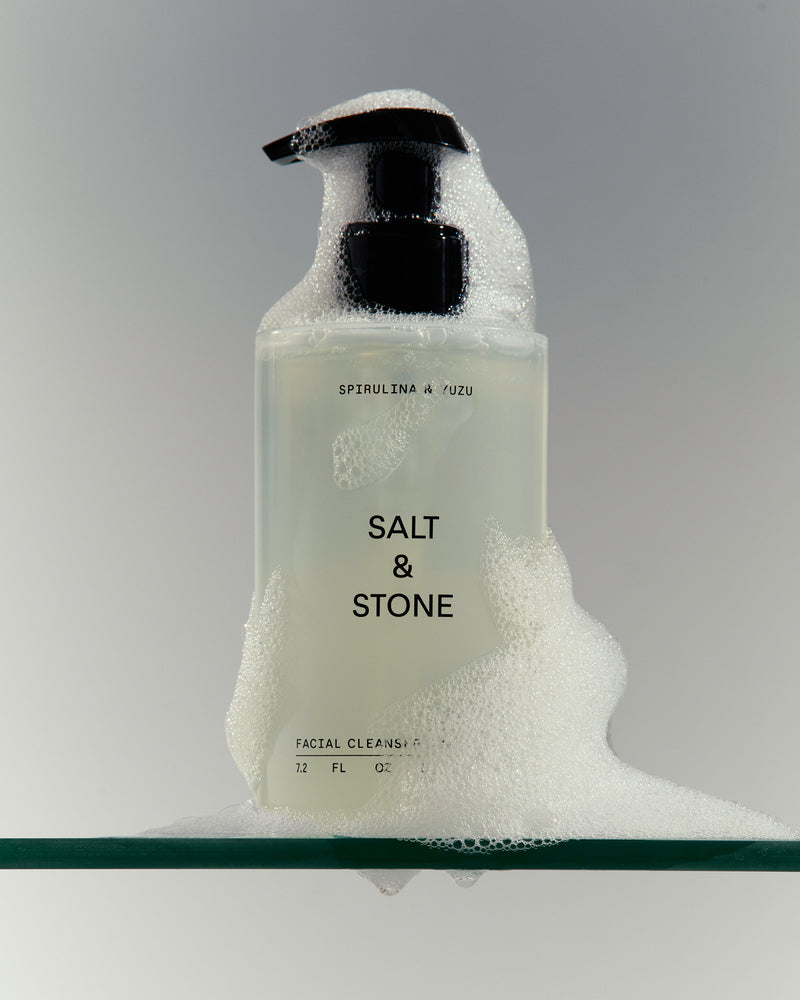 Salt & Stone Schiuma detergente viso alla spirulina e yuzu