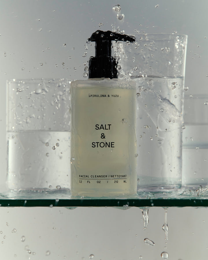 Salt & Stone Limpiador facial de espirulina y yuzu Bodegón 2