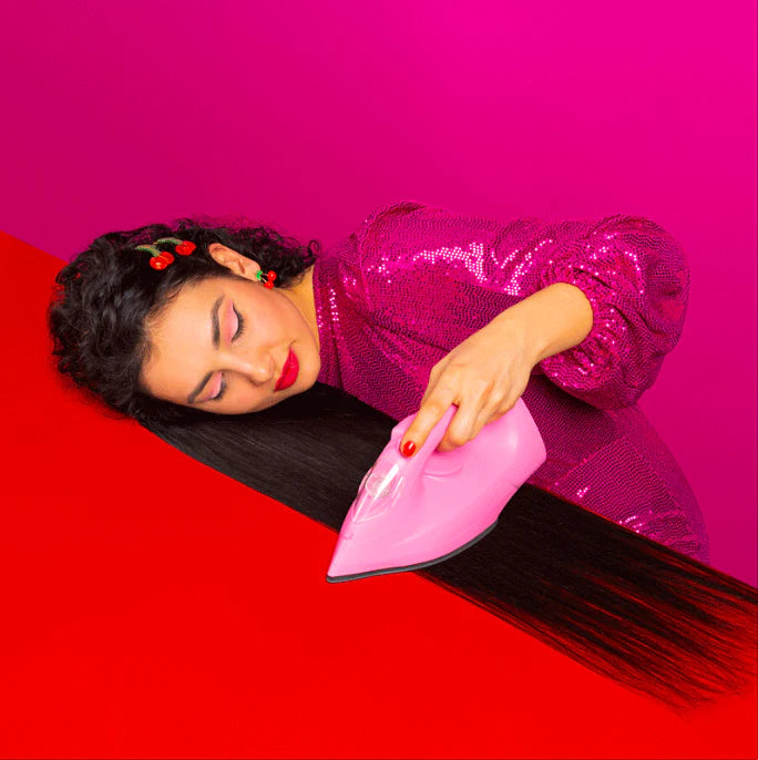 Cherry Earrings von Coucou Suzette - Model, rot und rosa Hintergrund