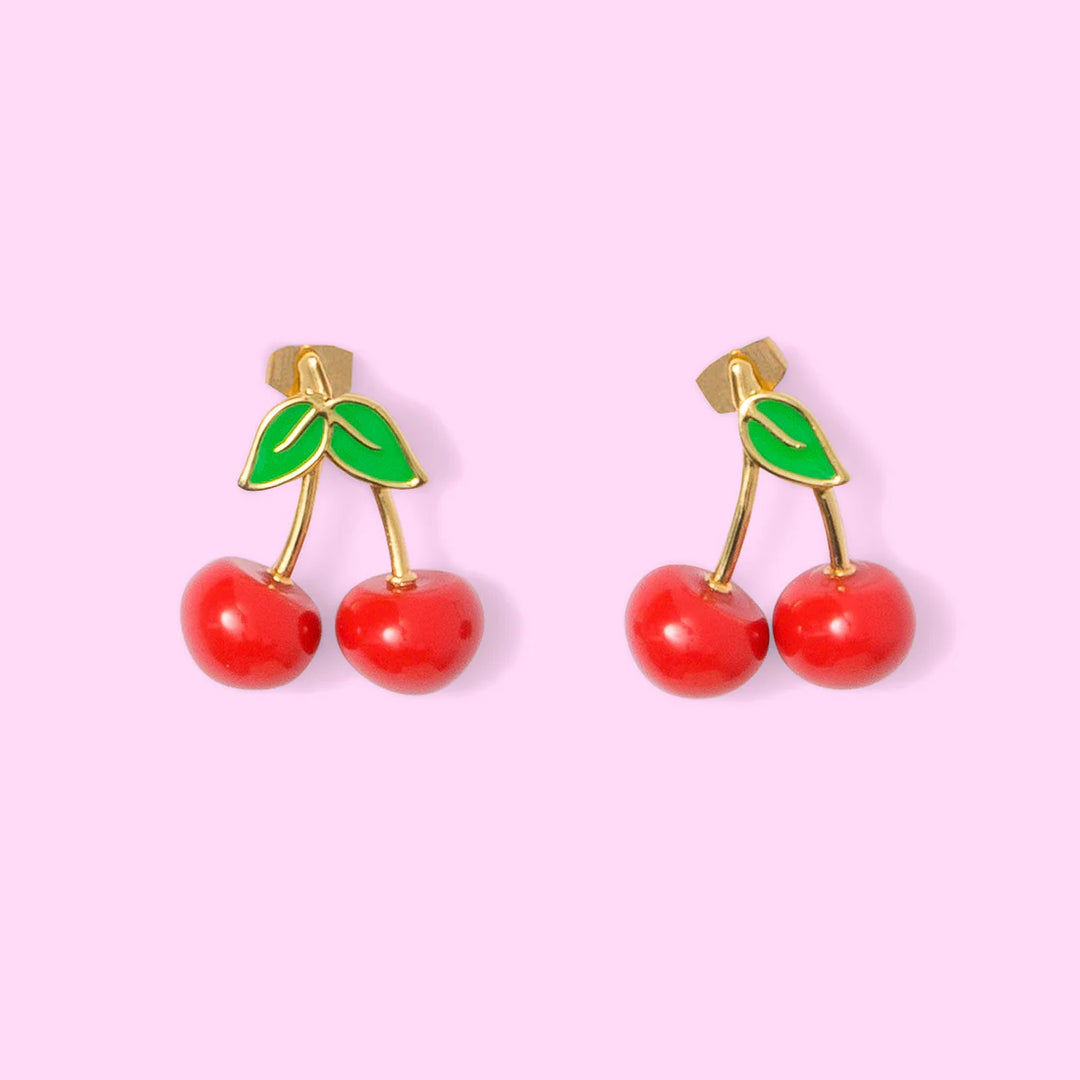 Cherry Earrings von Coucou Suzette - vor rosa Hintergrund