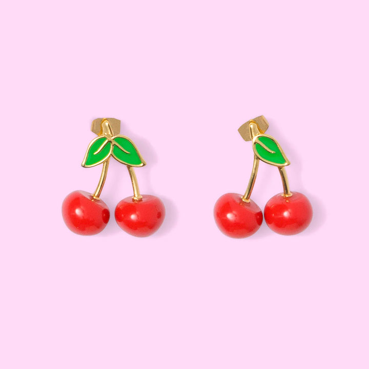Cherry Earrings von Coucou Suzette - vor rosa Hintergrund