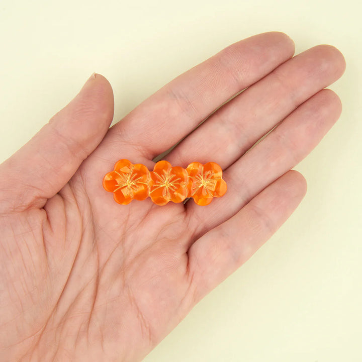 Nasturtium Hair Clip von Coucou Suzette - auf Handfläche