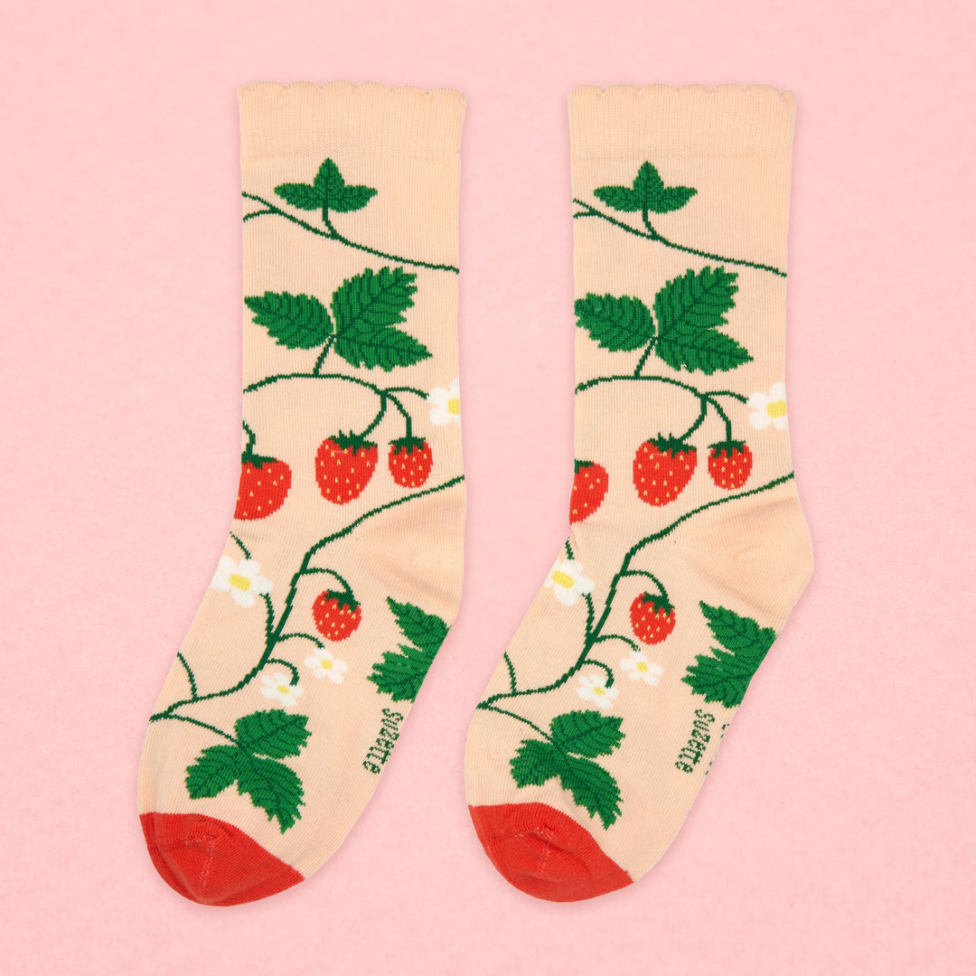 Strawberry Plant Socks von Coucou Suzette - vor rosanem Hintergrund
