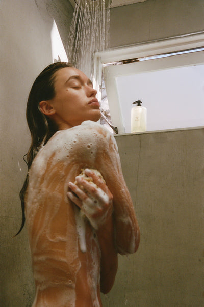 Antioxidant Body Wash Santal & Vetiver model showers