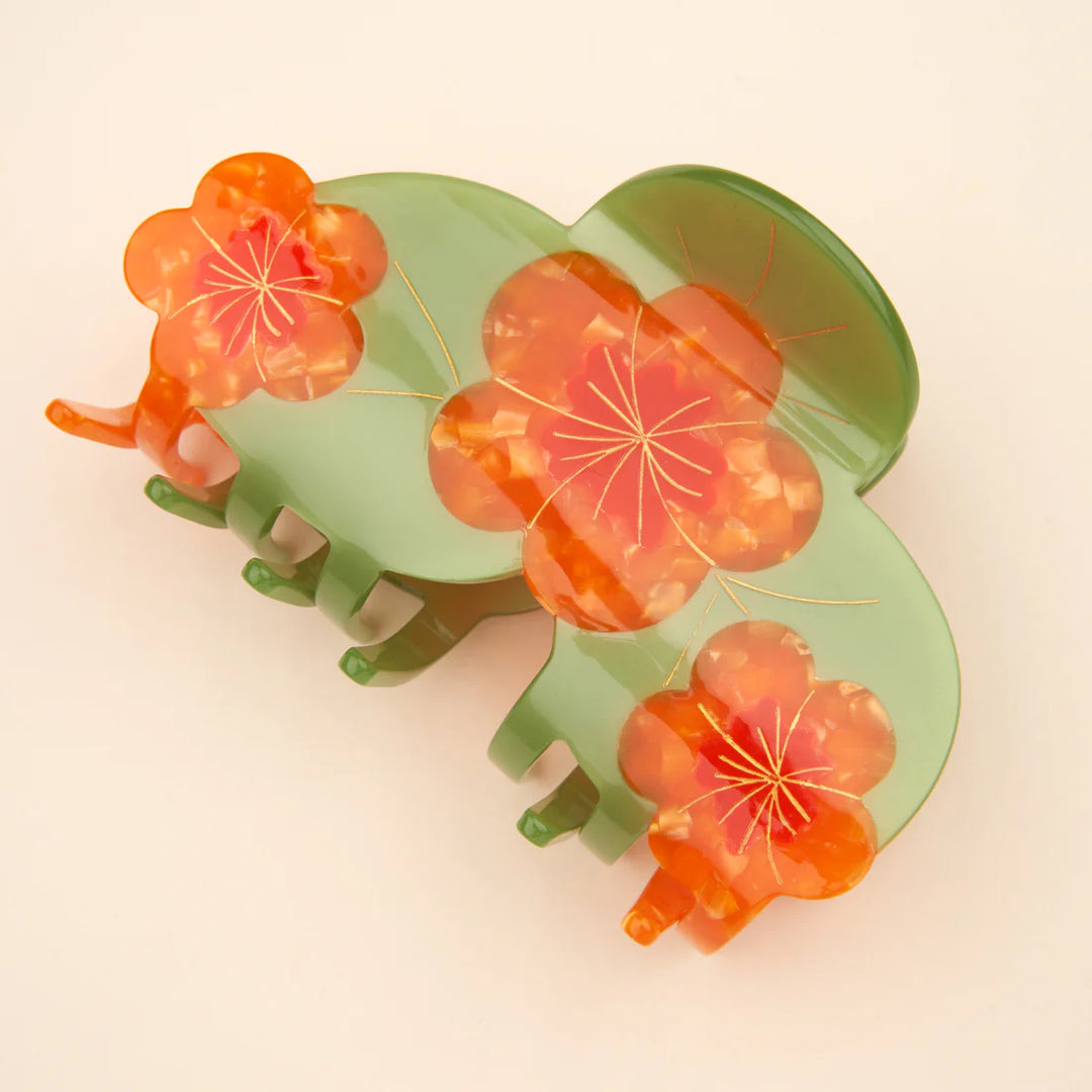 Nasturtium Hair Claw von Coucou Suzette - vor beigem Hintergrund