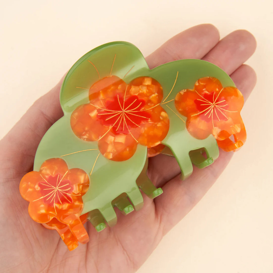 Nasturtium Hair Claw von Coucou Suzette - auf Handfläche