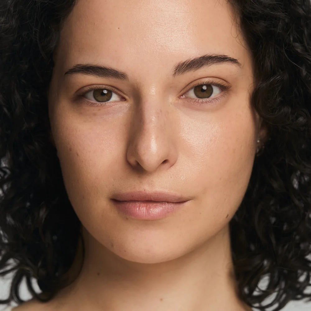 MÁDARA Tinted Ceramide CC Stick SPF30 - Sand 40 - on skin