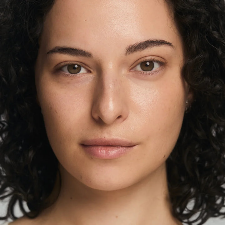 MÁDARA Tinted Ceramide CC Stick SPF30 - Sand 40 - on skin