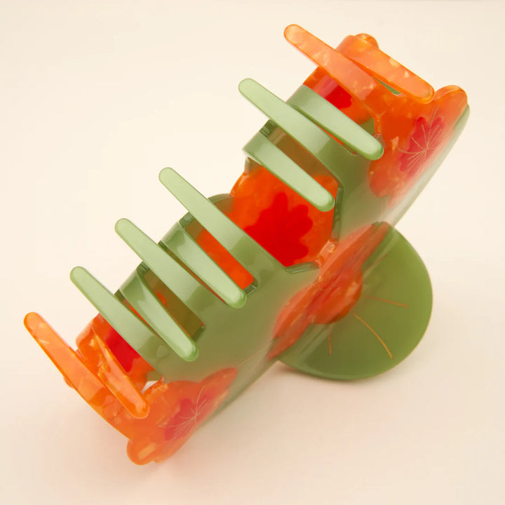 Nasturtium Hair Claw von Coucou Suzette - Nahaufnahme  Zangen