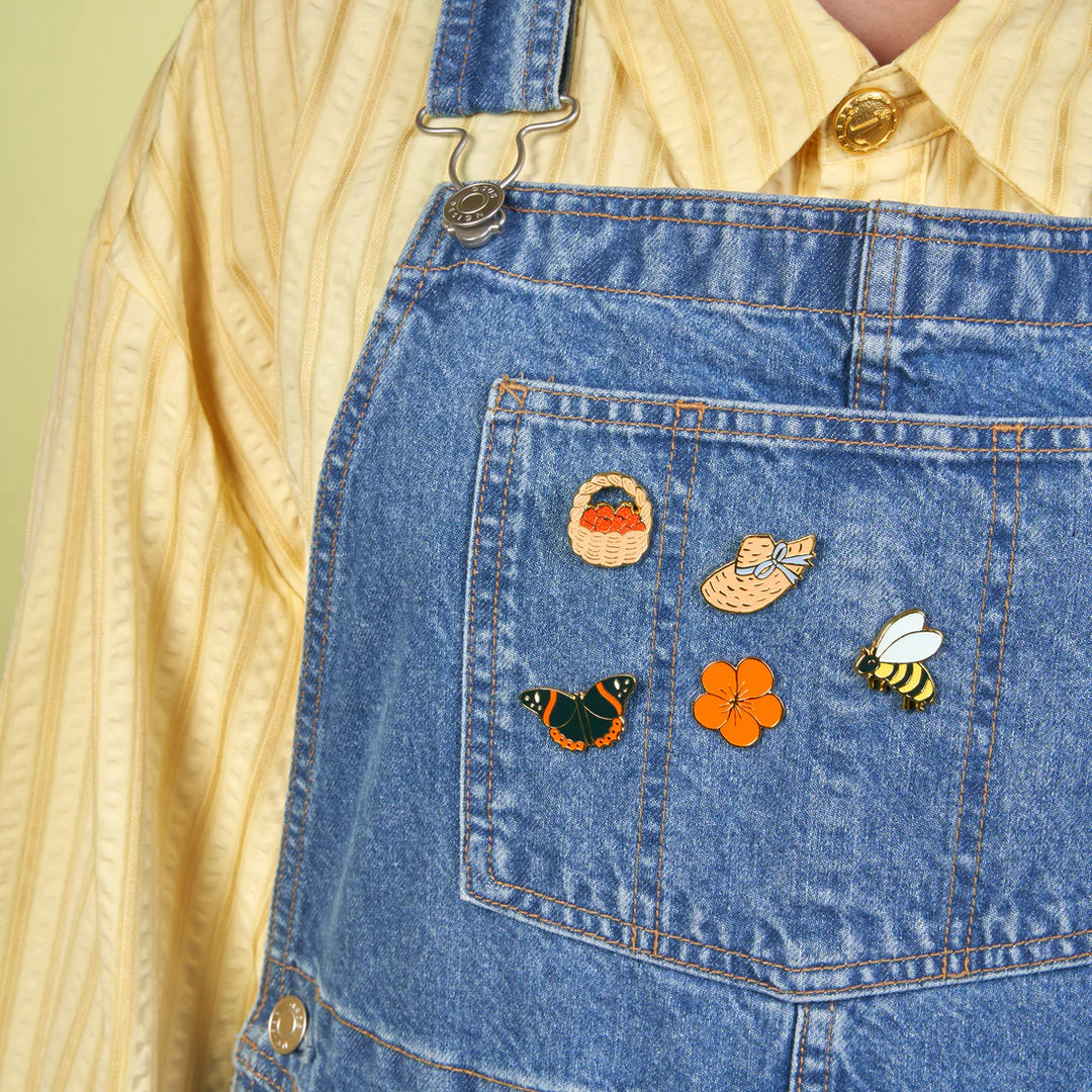 Bee Pin von Coucou Suzette - getragen auf Latzhose mit weiteren Pins