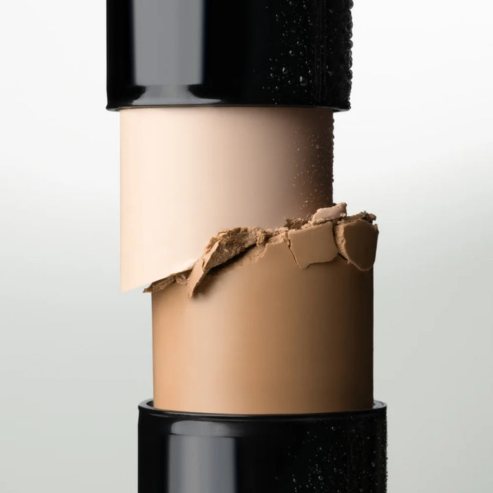 Nahaufnahme von MÁDARA Tinted Ceramide CC Stick SPF30 mit cremiger Textur