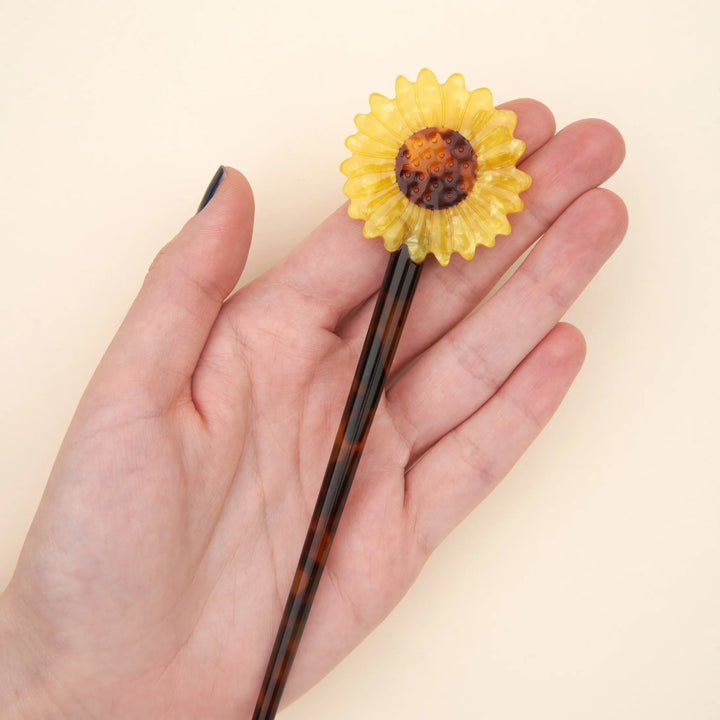 Sunflower Hair Stick von Coucou Suzette - Produkt in Handfläche