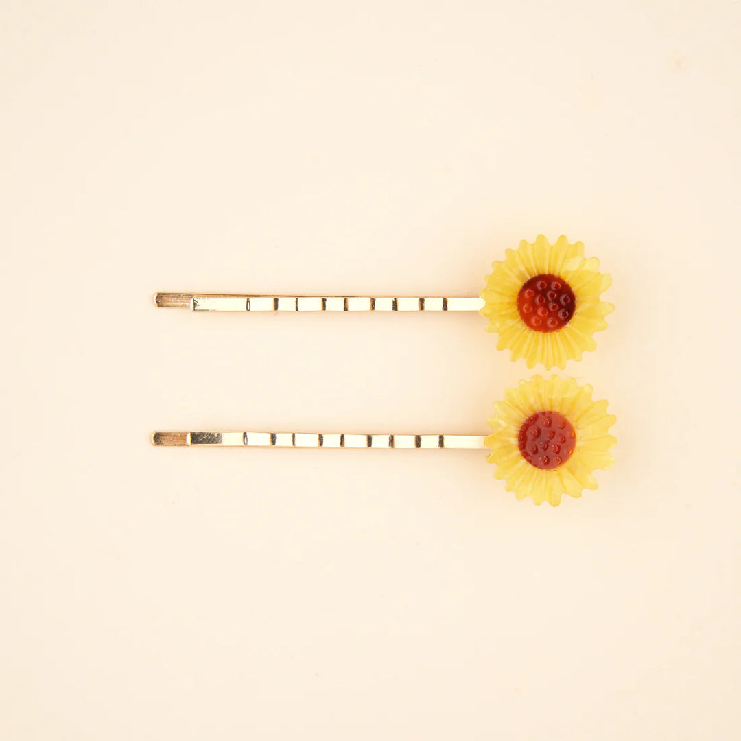 Sunflower Bobby Pins von Coucou Suzette - vor beigem Hintergrund